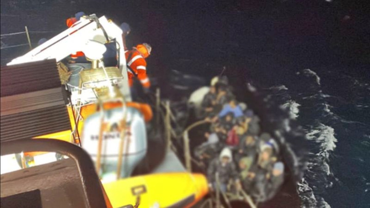 Dikili Açıklarında Göçmen Botu Faciası: 37 Kişi Kurtarıldı, 7 Kişi Kayıp