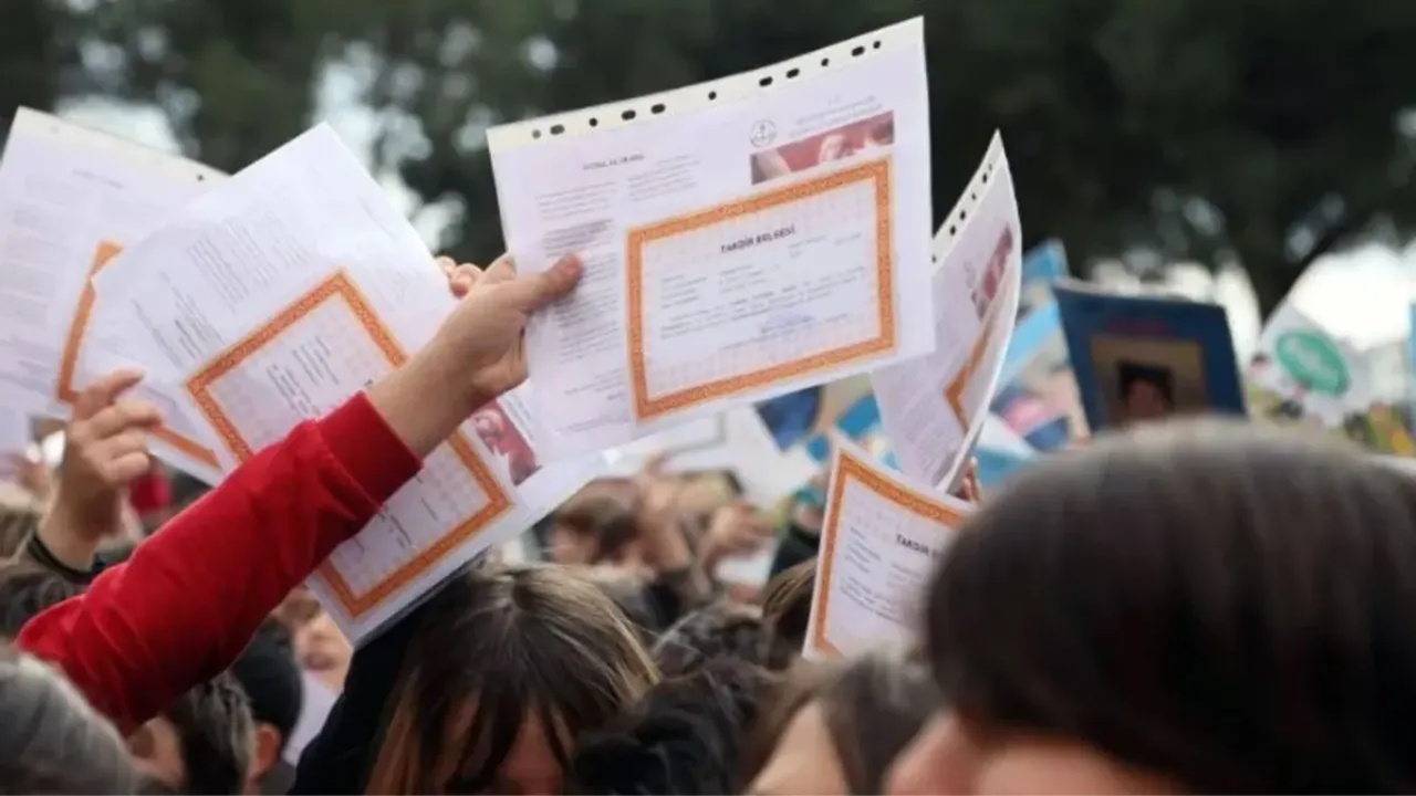 Karneler Yarın Saat Kaçta Dağıtılacak? Karne Dağıtım Saatleri Belli Oldu