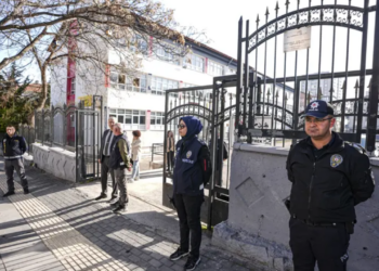 Okul Tuvaletinde Silah ve Tehdit Notu Ortaya Çıktı!